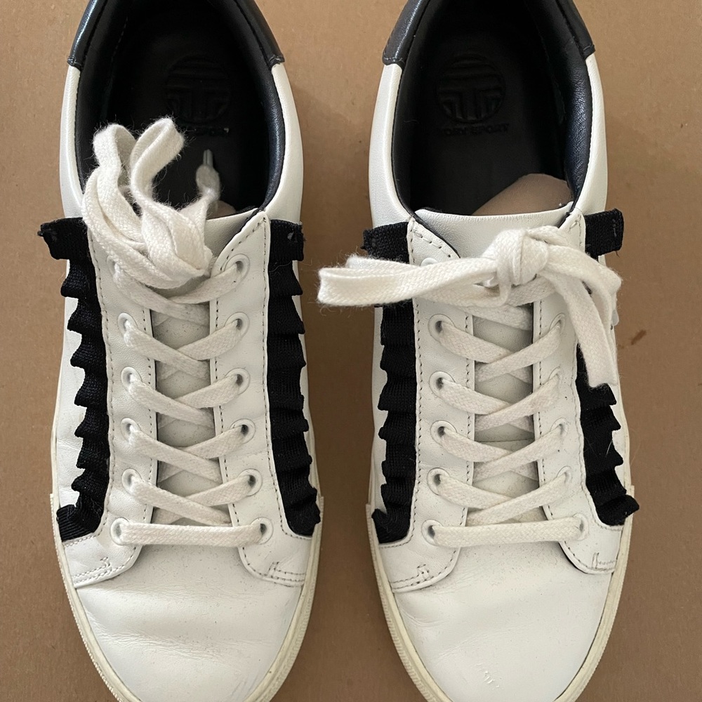 Tory Burch Ruffle leather sneaker. Slightly worn size 8.5